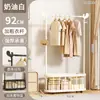 Cabide de chão, cabide de quarto, cabide de armazenamento de roupas móvel, estilo luxo leve, para uso doméstico, varal interno com cesto de armazenamento