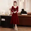 Vestido de Brindis Nupcial Borgoña Estilo Francés con un Toque de Lujo, Vestido de Compromiso Francés de Terciopelo Dorado, Vestido Petite para Homecoming