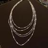 Collar de cadena de borlas multicapa con sentido de diseño de alta gama Moda de nicho de lujo ligero para mujer Cadena con cierre brillante Tendencia