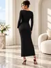 Vestido Midi de Encaje Blanco y Negro con Estampado Geométrico, Manga Larga, Corte Ajustado, Abertura Lateral, Ceñido a la Cadera, Vestido de Noche para Mujer