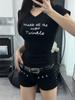 Camiseta Retro con Estampado de Letras para el Hombro Derecho de Manga Corta para Mujer Verano 2025 Nuevo Ajuste Delgado Estilo Preppy Reductor de Edad Top Cuello en V