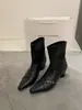 Botas de tornozelo estilo francês para mulheres, nova coleção outono/inverno 2026, bico fino, com zíper, com fivela de cinto, salto grosso, plataforma, efeito emagrecedor, botas Martin