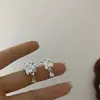 Margarida~Design Doce e Elegante de Luxo Leve, Brincos de Alta Qualidade com Textura Floral, Acessórios de Orelha de Estilo Simples e Minimalista