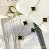 Collar de trébol de cuatro hojas y cinco flores, acero de titanio, chapado en oro de 18 quilates, superventas en transmisiones en vivo, moderno y versátil para mujer, cadena de clavícula de estilo coreano simple, venta al por mayor