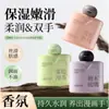 Crema de manos perfumada que hidrata, suaviza e hidrata sin ser grasosa, mejora la sequedad y deja una fragancia duradera