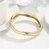 Pulseira Nova Feminina Transfronteiriça Europeia e Americana, Pulseira de Anel Liso com Design de Onda Plissada Geométrica, Joia Versátil e de Alto Padrão