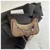 2026 Decoración de Cadena de Conchas Personalizada Primavera Nueva Moda Trendy Tejida Casual Ligera Bolso de Hombro o Axila para Mujer
