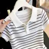 Blusa de tricô com gola polo listrada estilo francês de manga curta para mulheres, novo design primavera-verão 2026, top justo vazado