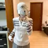 Camiseta básica de punto de manga larga a rayas de color contrastante para mujer, nuevo estilo otoño 2025, cuello semiabierto, top de punto de alta gama ajustado