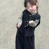 Nuevo Conjunto de Tres Piezas Primavera/Otoño para Niñas, Estilo Pequeña Chanel, para Bebés y Niños Pequeños, Ropa Interior Amigable con la Piel, Chaleco de Moda, Pantalones de Linterna Versátiles, Moderno