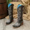En Stock Comercio Exterior Nuevo Estilo Étnico Tacón Medio Botas Vaqueras 2026 Otoño Talla Grande Tacón Grueso Corte en V Bordadas Botas Largas para Mujer