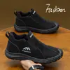 Nuevos zapatos casuales deportivos de otoño para hombre con aumento interno de altura, zapatos de talla grande para hombre, zapatos slip-on de caña alta con suela blanda para hombres de mediana edad y ancianos