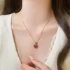Collar de Manzana Chapado en Oro Real de 14K con Circonita Roja Nuevo Estilo Chino Cadena Versátil para Suéter Lujo Ligero Collar de Gama Alta para Mujer