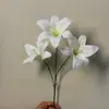Ramo de lirios artificiales para decoración del hogar en la sala de estar, flores de mano para fotografía y decoración de bodas