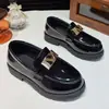 Sapatos Mocassins Casuais Infantis com Solado Grosso Aumentadores de Altura Outono 2025 Novo Simples Confortáveis Versáteis Slip-On Estilo Britânico