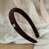 Faixa de Cabelo Floral Xadrez Cor de Café com Etiqueta Dourada Vintage para Mulheres com Coroa Alta, Faixa Elegante para Uso Diário, Acessório de Cabelo