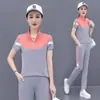 Conjunto esportivo feminino de manga curta com gola alta 2026 novo estilo de verão, tamanho grande, solto e modelador, conjunto de duas peças com calça comprida