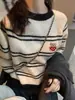 [Suéter de Raya Corta con Corazón Bordado Francés de Terciopelo Ártico para Mujer, Otoño, Cuello Redondo, Base de Lana Tejida]