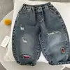 Calças Infantis 2026 Olhos Apertados Outono Novidades Meninos e Meninas Estilo Coreano Jeans Rasgado Bebê Calças Casuais Vintage