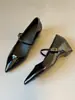 Zapatos Planos Super Suaves de Piel de Cordero Estilo Francés Punta Roja con Hebilla de Correa Única para Mujer Aumentadores Ocultos de Altura Elegantes de Moda Zapatos Mary Jane
