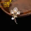 Broche Coreano Japonês de Venda Quente Transfronteiriça Flor de Diamante Incrustada com Pérolas de Alto Padrão Pin Anti-Exposição Acessórios para Casaco Blazer