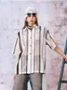 Camisa Listrada de Manga Curta Estilo Americano Direto da Fábrica para Homens e Mulheres, Nova Chegada da Primavera, Design Versátil Estilo Preguiçoso, Camiseta de Casal