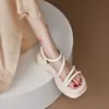2025 Nuevas Sandalias Romanas de Verano Super Populares de Celebridad de Internet para Mujer para Usar como Ropa Exterior, Estilo Hada Estudiantes, Suelas Gruesas y Faldas a Juego