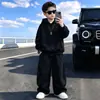 Conjunto de Chaleco de Felpa Plus para Niños Invierno 2026 Nuevo Conjunto de Tres Piezas Grueso Estilo Otoño/Invierno Guapo para Niños Medianos y Mayores Moderno