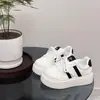 Sapatos shell versáteis, tênis de sola grossa para mulheres, sapatos brancos outono 2026, mocassins, sapatos femininos