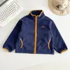 Valle del Viento 2026 Otoño Nueva Llegada Estilo Montaña Niños Bloque de Color Chaqueta de Polar Versátil Unisex Niños Forro Interior Cálido