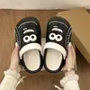 Moda para Casa 2026 Versátil Verão Bico Fechado Estilo de Rua Popular Confortável Sapatos de Alta Qualidade com Solas Macias Tamancos Fofos para Uso Interno