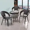 Juego de mesa y sillas para balcón exterior, que incluye tres sillas de mimbre, una silla de jardín de mimbre y una pequeña mesa de centro para exteriores - un juego completo para relajarse en el jardín o en el patio