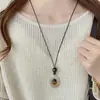 Cuerda de Cuero Maillard Otoño e Invierno Cadena de Suéter Versátil de Gama Alta Elegante Collar para Mujer 2025 Nuevos Accesorios Decorativos para Suéter