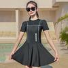 Traje de baño de una pieza para mujer con estampado de letras, manga corta, media cremallera, costuras de contraste, estilo deportivo, directo del fabricante