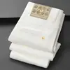 Pantalones Blancos de Alta Gama Versión Europea para Hombre, Corte Delgado, Pantalones Casuales Elásticos, Estilo Grueso Otoño e Invierno 2026, Estilo de Negocios