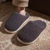 Pantuflas de algodón engrosado para hombre, nuevo estilo otoño/invierno 2026, pantuflas interiores cálidas y afelpadas, pantuflas de algodón silenciosas para mujer