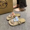 Sandálias Birkenstock Cartoon Fofas da Moda para Mulheres 2025 Novo Modelo Meia-Calça Sandálias Birkenstock Nicho Leve para Exterior Fechadas Meio Chinelo