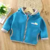 Suéter Infantil com Forro de Fleece Outono e Inverno Novo Roupa para Meninos e Meninas Blusa com Capuz Infantil Jaqueta de Fleece para Bebê