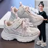Tênis branco para meninas, nova coleção outono 2026, com estampas de desenhos animados, solas macias, material respirável, fechos de velcro, estilo versátil e solas grossas para uso casual e esportivo.