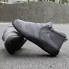 Zapatos de algodón forrados de polar para hombre en invierno, botines ligeros impermeables sin cordones, botas cortas cálidas para personas de mediana edad y mayores para uso en casa y al aire libre.