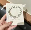 Turquesa branca combinada com contas de cristal de formato único, uma pulseira masculina com contas ovais de cristal rosa e detalhes em pérola, uma pulseira feminina perfeita como presente para um encontro ou aniversário