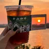Mangas de copo personalizadas para chá de leite gelado, café, bebidas frias e bebidas quentes da Guizhou; mangas de papel resistentes ao calor e isolantes; mangas de copo descartáveis