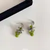 Uvas Verdes de Verão! Brincos Florais de Cacho de Uva Verde Retrô Frescos Nicho Simples High-End Personalizados para Mulheres