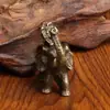 Elefante de aleación fundida con la trompa levantada, decoración creativa para oficina y hogar, adorno de escritorio, venta al por mayor de productos pequeños de Yiwu