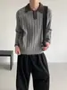 Suéter de cuello polo acanalado, con bloques de color y estilo vintage para hombre, ajuste casual y relajado, suéter de punto suelto para otoño e invierno