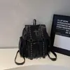 Mochila de Grande Capacidade 2026 Modelo Novo com Rebites Cruzados Casual Única Nicho Mochila Estudante