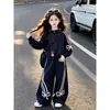 Novo Conjunto de Moletom com Gola Alta para Primavera e Outono para Meninas, Conjunto de Duas Peças da Moda Estilo Coreano com Laço e Calça Jogger Casual para Crianças de Meia-Idade e Mais Velhas