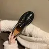 Mocasines de cuero genuino con suela gruesa y tacón grueso con flores de camelia bordadas, zapatos de cuero retro estilo británico para mujer con hebilla metálica, zapatos de plataforma de un solo color