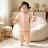 Conjunto cálido de otoño e invierno para bebés Anyang, traje de dos piezas acolchado de tres capas con cintura alta para proteger la barriguita, para que los bebés lo usen al aire libre