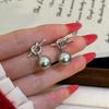 Pendientes pequeños de frijol gris de alta calidad, aguja de plata s925, pendientes anudados de perla gris frío, pendientes diarios para commuting para mujer